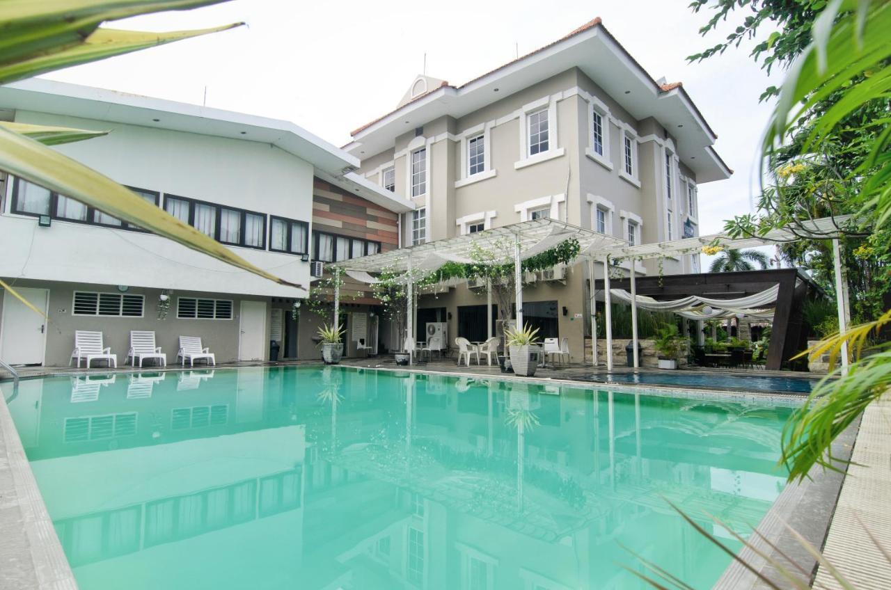 Country Heritage Hotel Surabaya Exterior photo