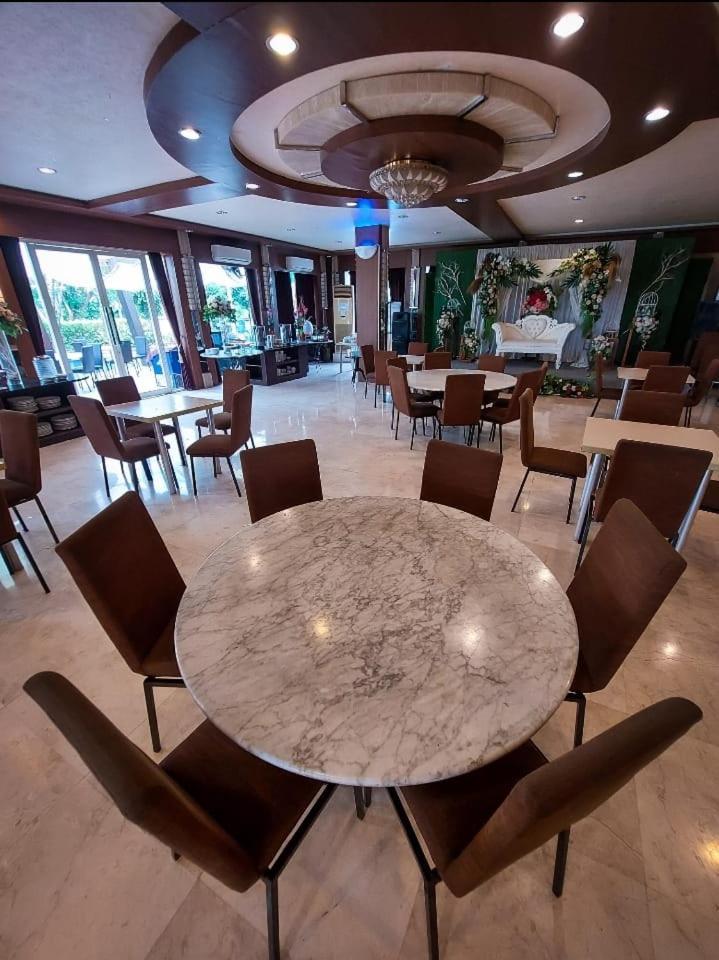 Country Heritage Hotel Surabaya Exterior photo