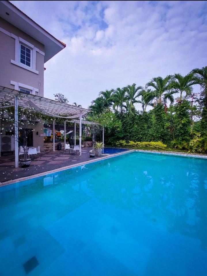 Country Heritage Hotel Surabaya Exterior photo